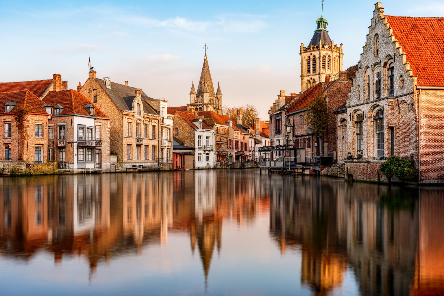 kokoro-wo-utsusu-kagami-suherude-gawa-no-hotori-de-sugosu-jikan