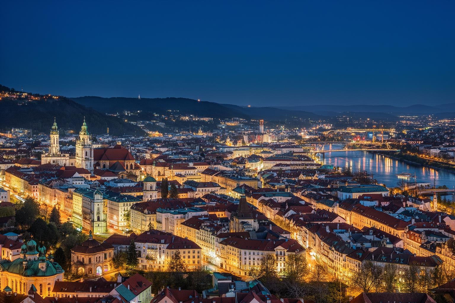 shizukano-ganega-hibiku-machi-rintsu-no-yoru-no-kao